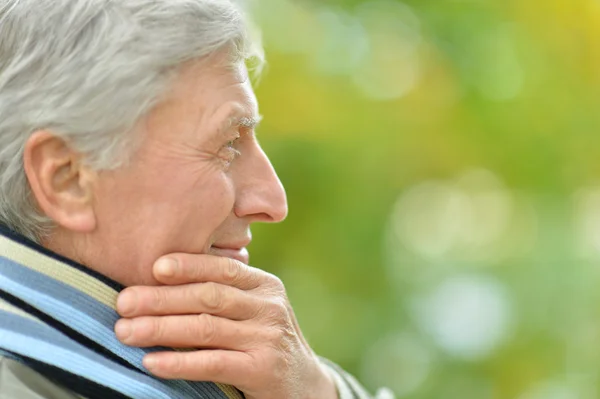 Mature man in autumn park — Stock Photo, Image