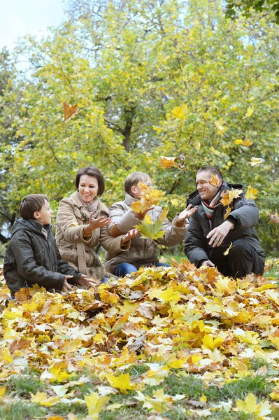 Família relaxante no parque de outono — Fotografia de Stock