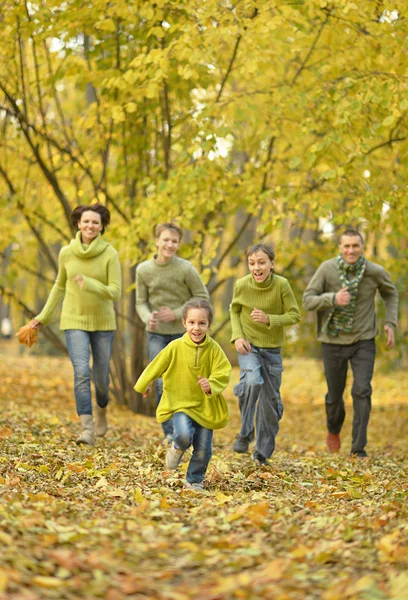 Familjen avkopplande i höst park — Stockfoto