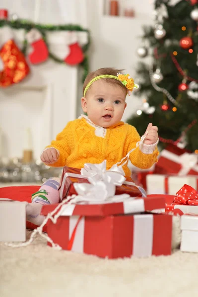 Babymeisje met giften van Kerstmis — Stockfoto