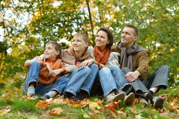 Familjen avkopplande i höst park — Stockfoto