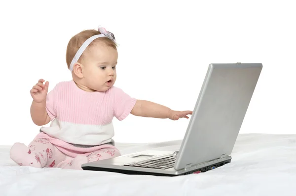 Bebê brincando com laptop — Fotografia de Stock