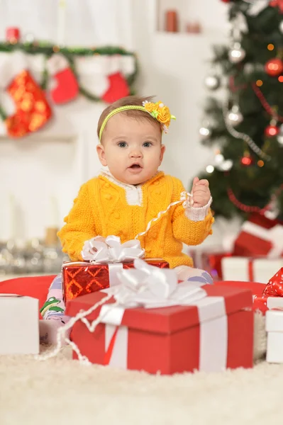 Babymeisje met giften van Kerstmis — Stockfoto