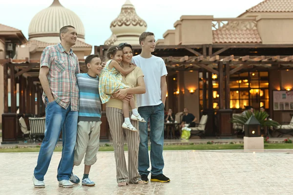 Família relaxante no resort de férias — Fotografia de Stock