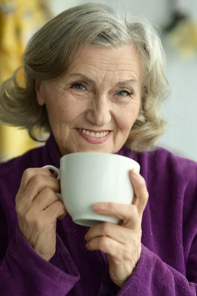 Femme âgée avec tasse — Photo