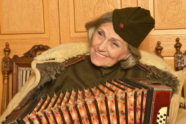 Yaşlı kadın oyun akordeon — Stok fotoğraf
