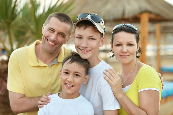 Familia relajante en el complejo vacacional — Foto de Stock