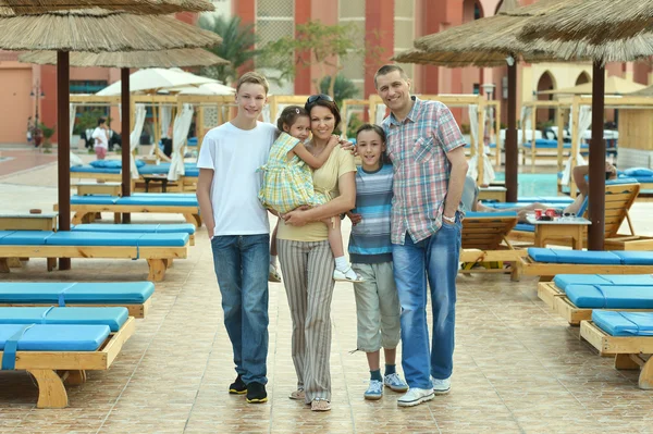 Familie entspannt im Ferienort — Stockfoto