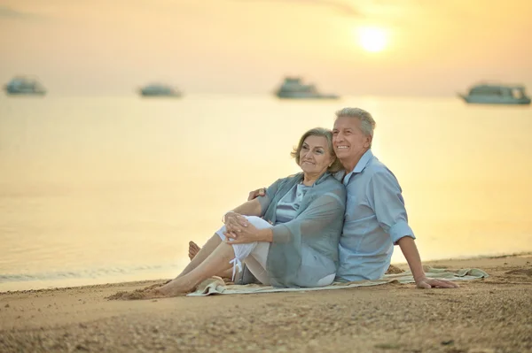 Casal de idosos em uma praia — Fotografia de Stock