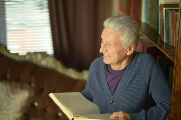 Yaşlı bir adam kitap ile — Stok fotoğraf