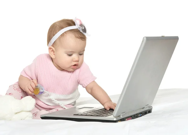 Bebê brincando com laptop — Fotografia de Stock