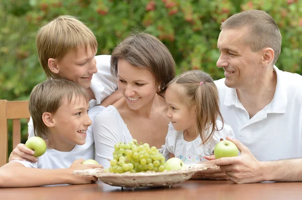 Familjen äta frukter utomhus — Stockfoto