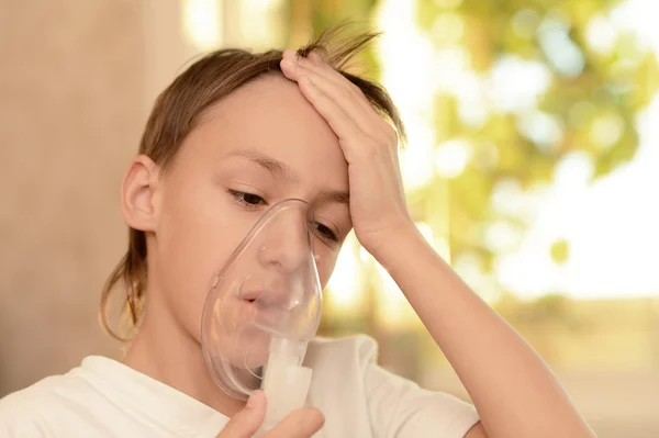 Sjuk pojke med inhalator — Stockfoto