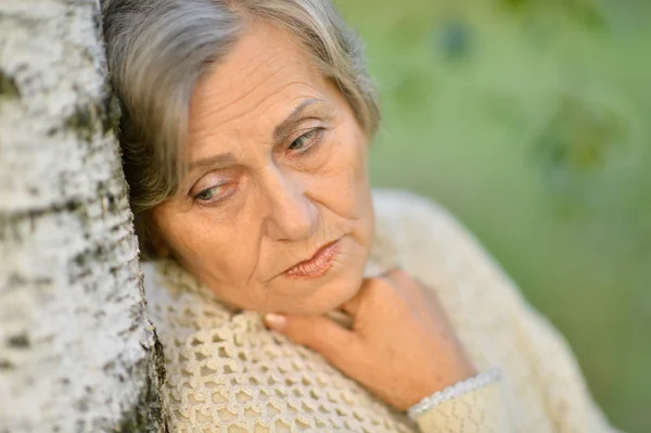 Nachdenkliche, traurige ältere Frau — Stockfoto