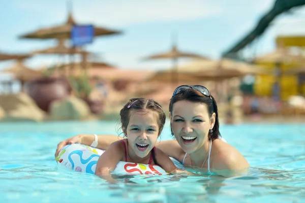 Relax in famiglia in piscina — Foto Stock