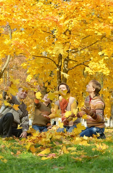 Familie ontspannen in herfst park — Stockfoto