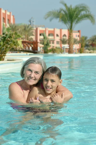 Avó e neto na piscina — Fotografia de Stock