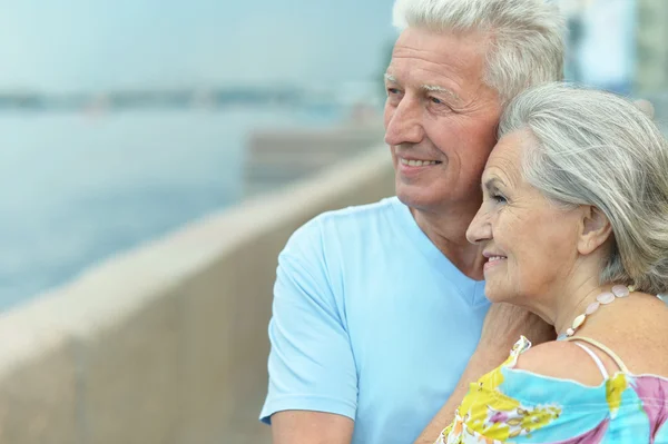 Seniorenpaar schaut aufs Meer — Stockfoto