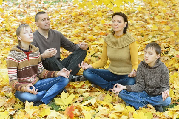 Meditar en familia feliz — Foto de Stock