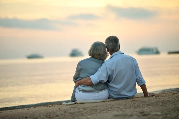 Pareja madura relajándose en la playa — Foto de Stock