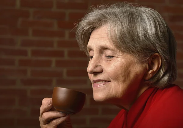 高齢者の女性がコーヒーを飲む — ストック写真