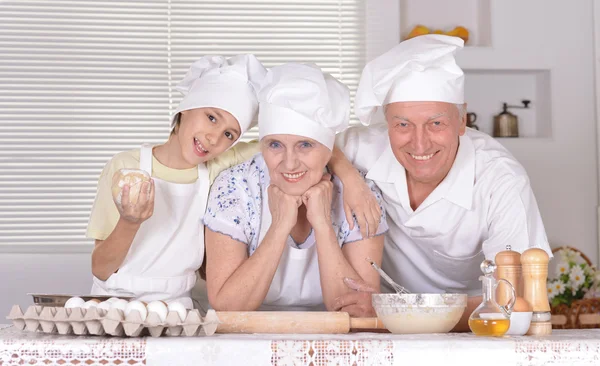 Familie kocht zusammen — Stockfoto