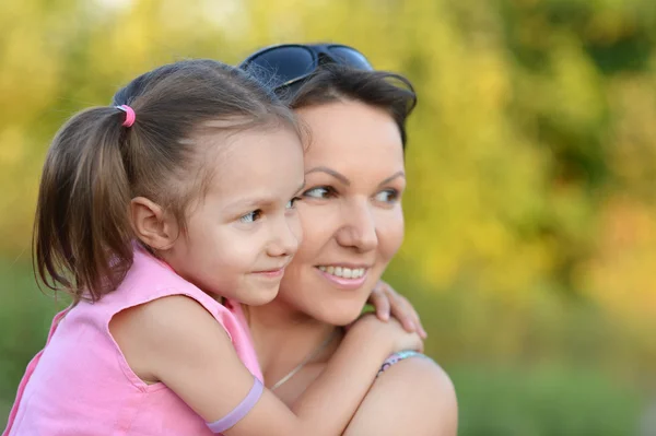 Liten flicka med mamma i park — Stockfoto