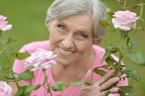 Kobieta z różowymi różami — Zdjęcie stockowe
