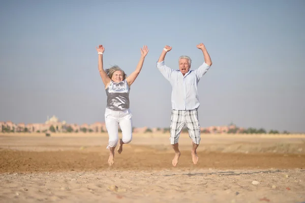 Seniorenpaar im Urlaub — Stockfoto