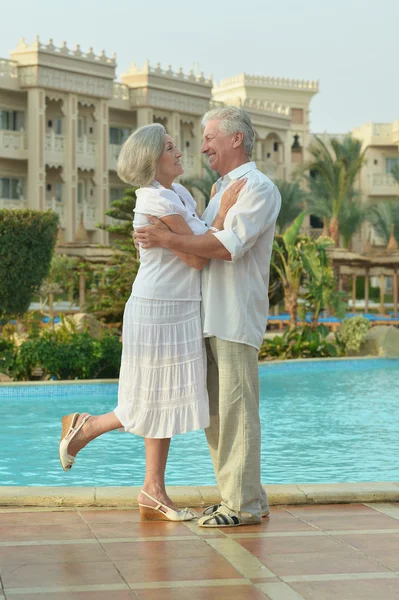 Couple sénior se relaxant à la piscine — Photo