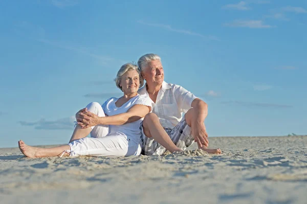 Mature couple relaxing on beach — Stock Photo, Image