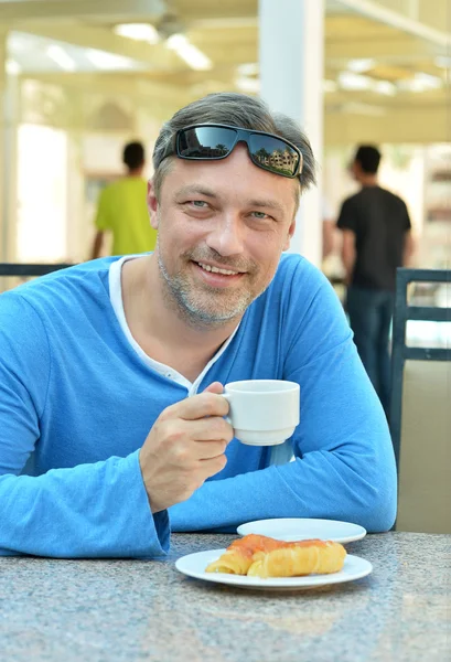 Bonito homem e pequeno-almoço — Fotografia de Stock