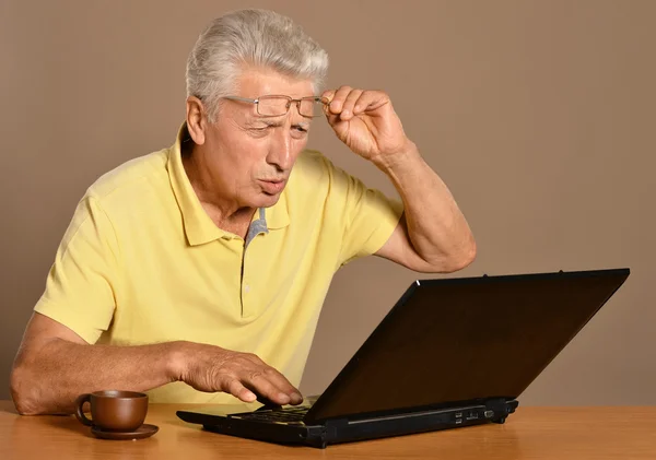 Homem sênior com laptop — Fotografia de Stock