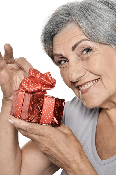 Ηλικιωμένη γυναίκα με ένα δώρο — Φωτογραφία Αρχείου
