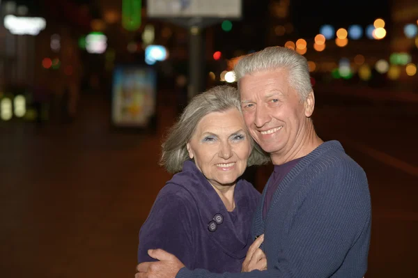 Casal sénior à noite — Fotografia de Stock