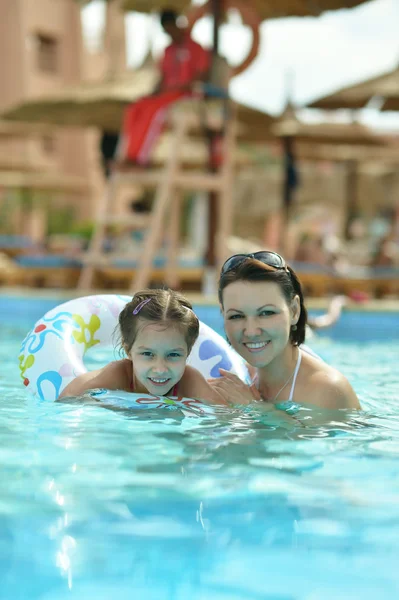 Familia relajarse en la piscina — Foto de Stock