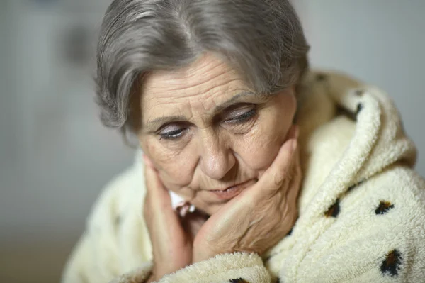 Pensativo triste mulher idosa — Fotografia de Stock