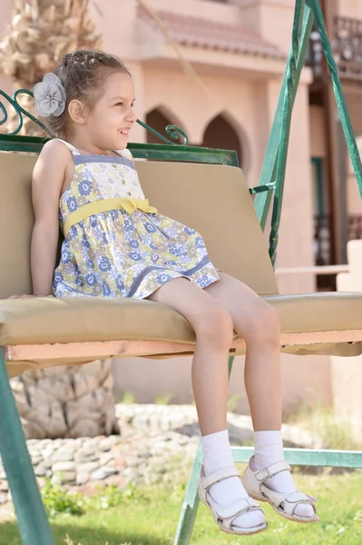 Kleines Mädchen auf Kettenschaukel — Stockfoto