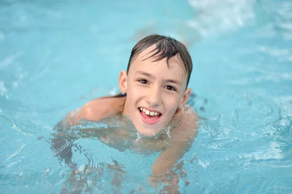 Adolescent garçon dans piscine — Photo