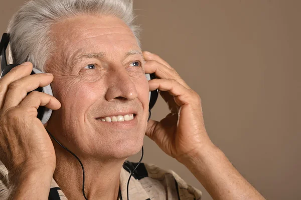 Homem sênior em fones de ouvido — Fotografia de Stock