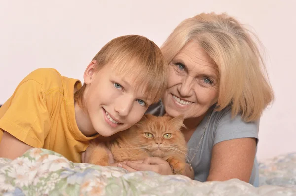 Junge mit Großmutter und Katze — Stockfoto