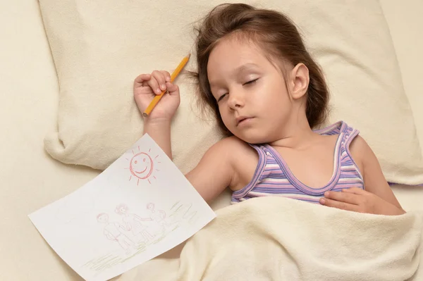 Bambina che dorme con foto — Foto Stock