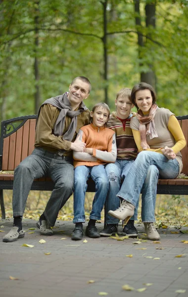 Семейный отдых в осеннем парке — стоковое фото
