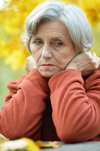 Mujer vieja triste en el parque — Foto de Stock