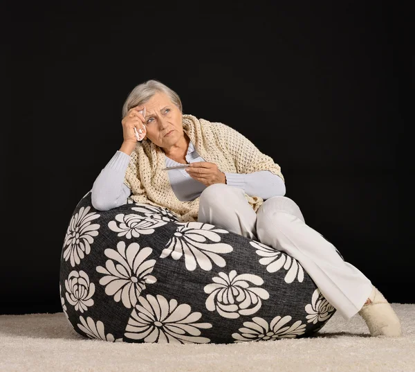 Zieke bejaarde vrouw met pillen — Stockfoto