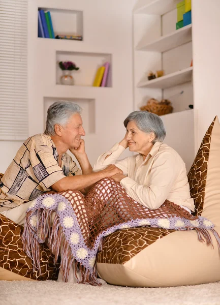 Casal de idosos sentado na cadeira — Fotografia de Stock