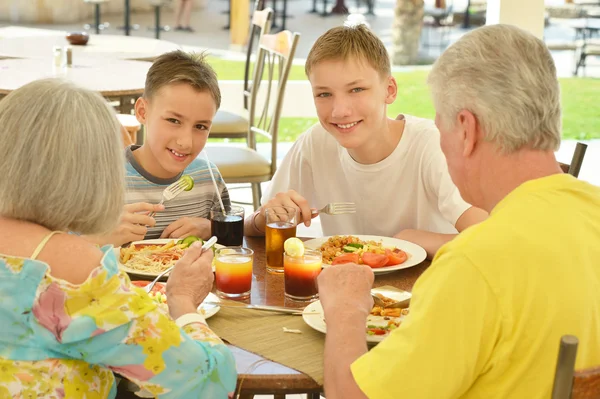 Großeltern mit Enkeln beim Frühstück — Stockfoto