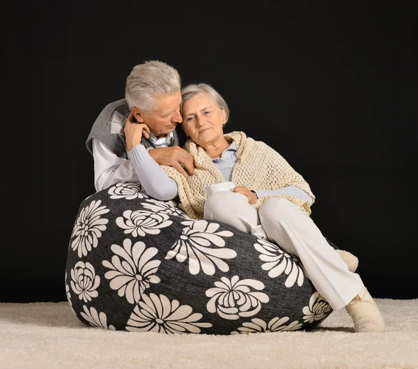 Seniorenpaar sitzt auf Sesseln — Stockfoto