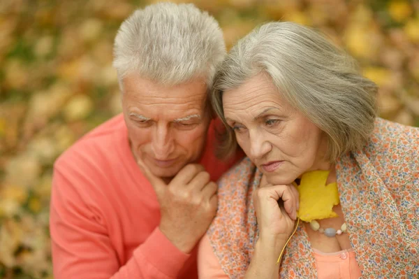 Couple dans le parc d'automne — Photo