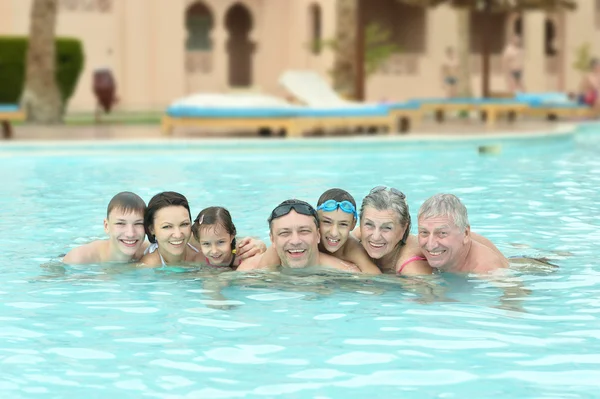 Détente familiale dans la piscine — Photo